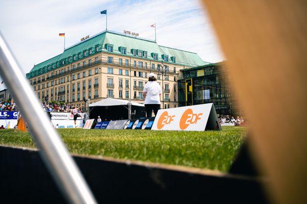 Silas Ristl (LAC Essingen) beim Kugelstossen waehrend der deutschen Leichtathletik-Meisterschaften auf dem Pariser Platz am 24.06.2022 in Berlin